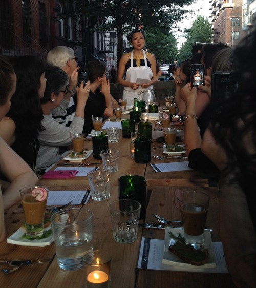 花50美元在垃圾桶中吃饭,为倡导人们不要浪费食物--置顶表情